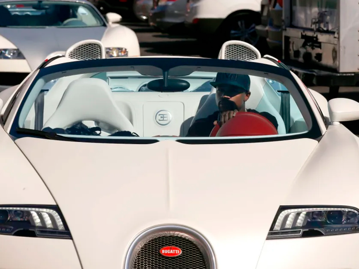 El boxeador Floyd Mayweather conduciendo un Bugatti