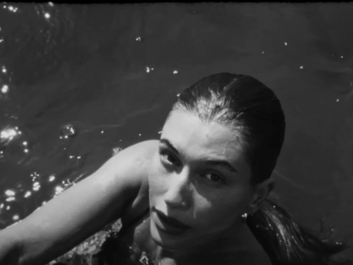 Hailey Bieber nadando en el mar en una escena del videoclip Yukon de Justin Bieber