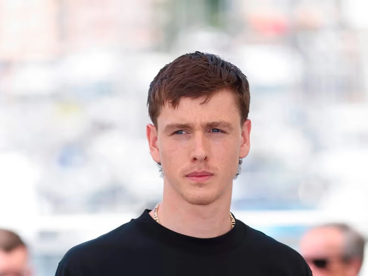 Harris Dickinson durante una sesión de fotos en Cannes.