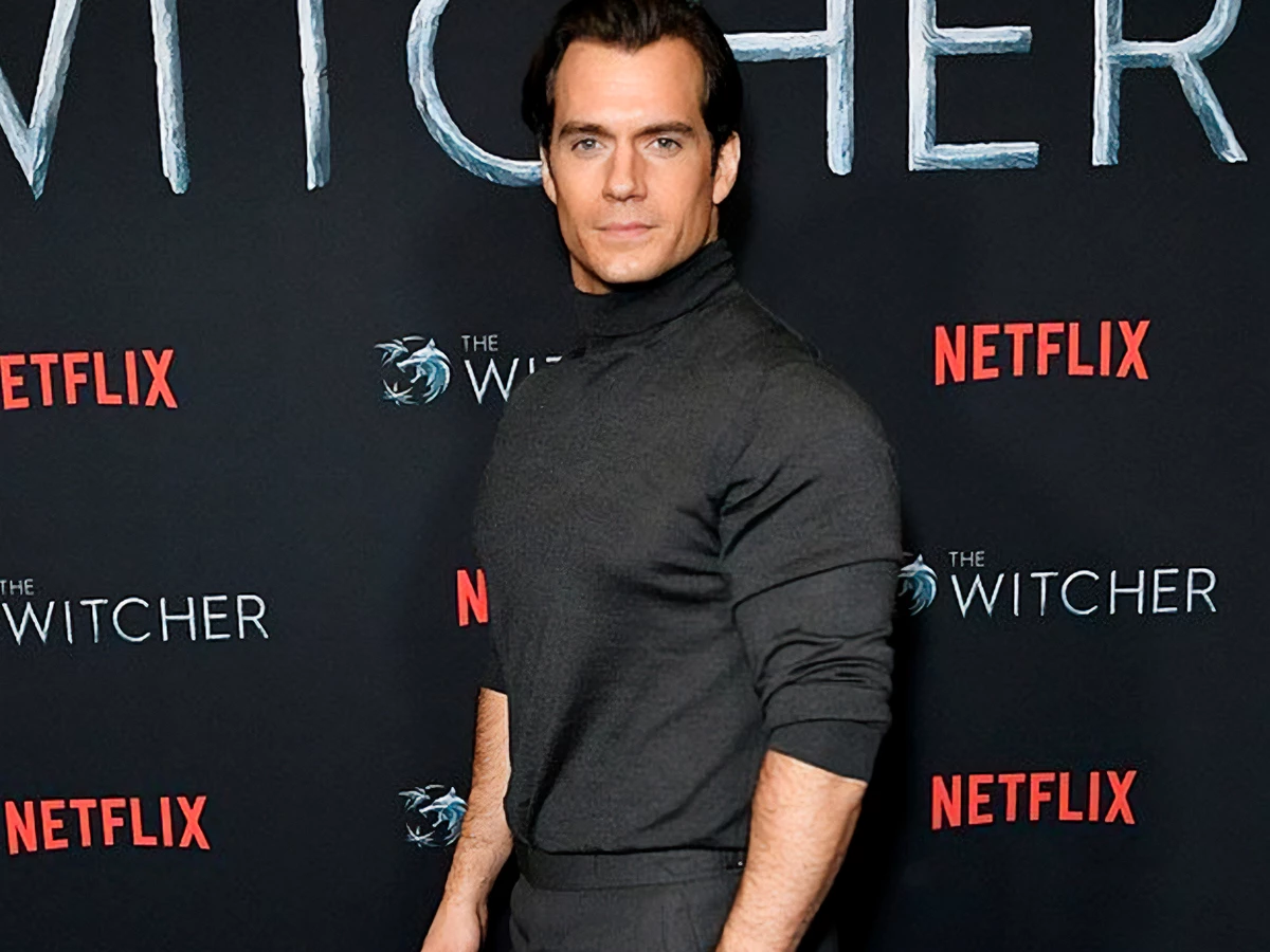 Henry Cavill posando en la premiere de The Witcher para Netflix