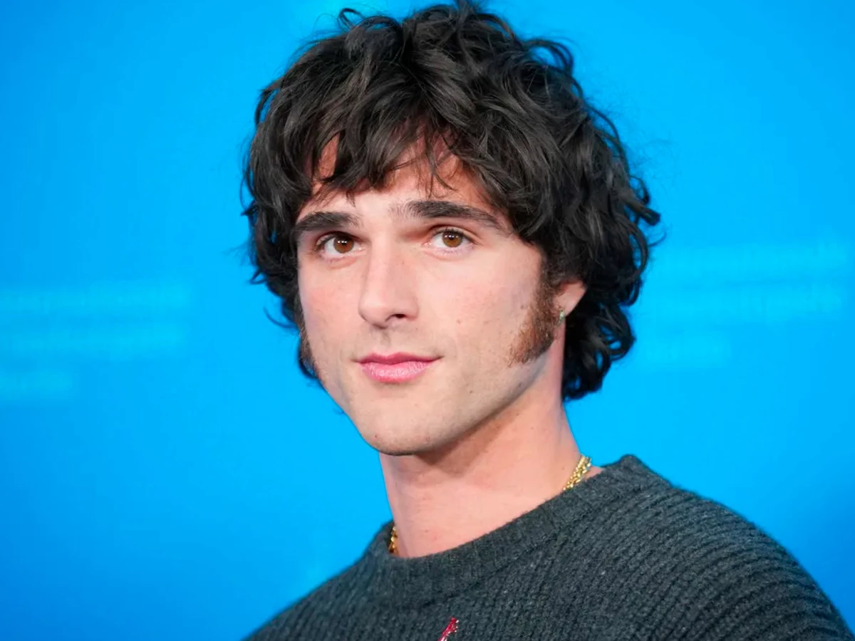 Primer plano de Jacob Elordi con fondo azul durante una rueda de prensa.