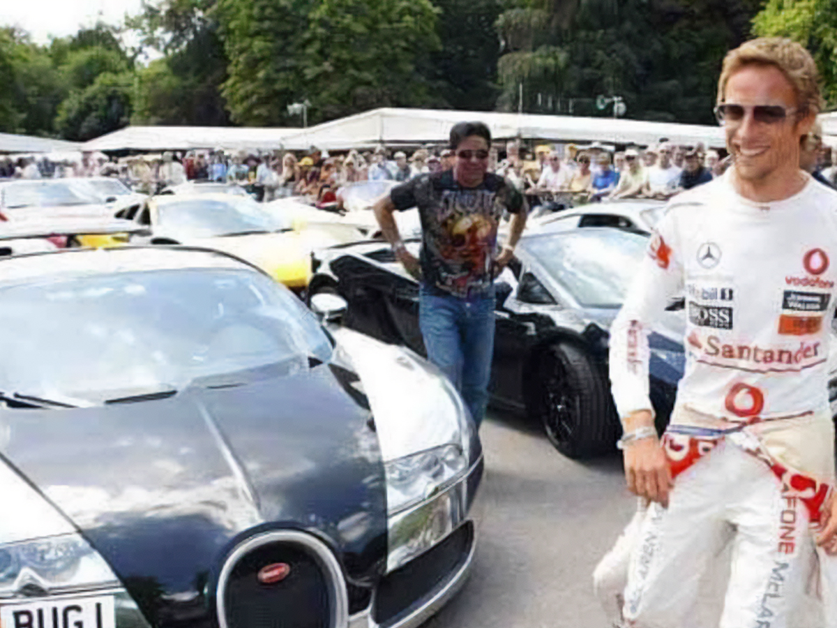 Jenson Button junto a un Bugatti