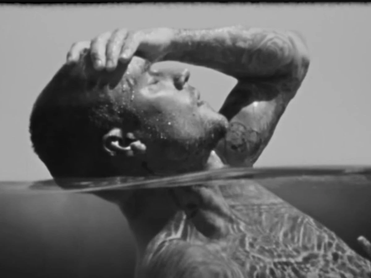 Justin Bieber dentro del agua durante el rodaje del videoclip Yukon.
