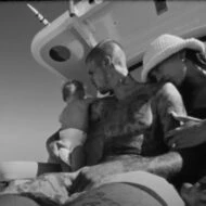 Justin Bieber, Hailey Bieber y su hijo Jack en un barco durante el videoclip Yukon.
