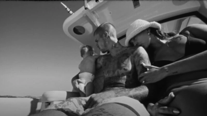 Justin Bieber, Hailey Bieber y su hijo Jack en un barco durante el videoclip Yukon.