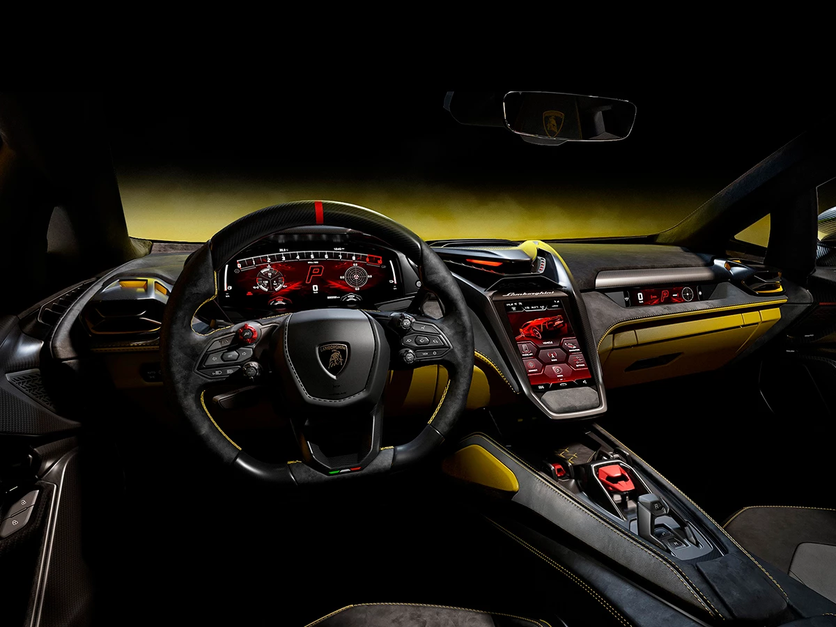 Interior del Lamborghini Fenomeno con volante deportivo y pantallas digitales