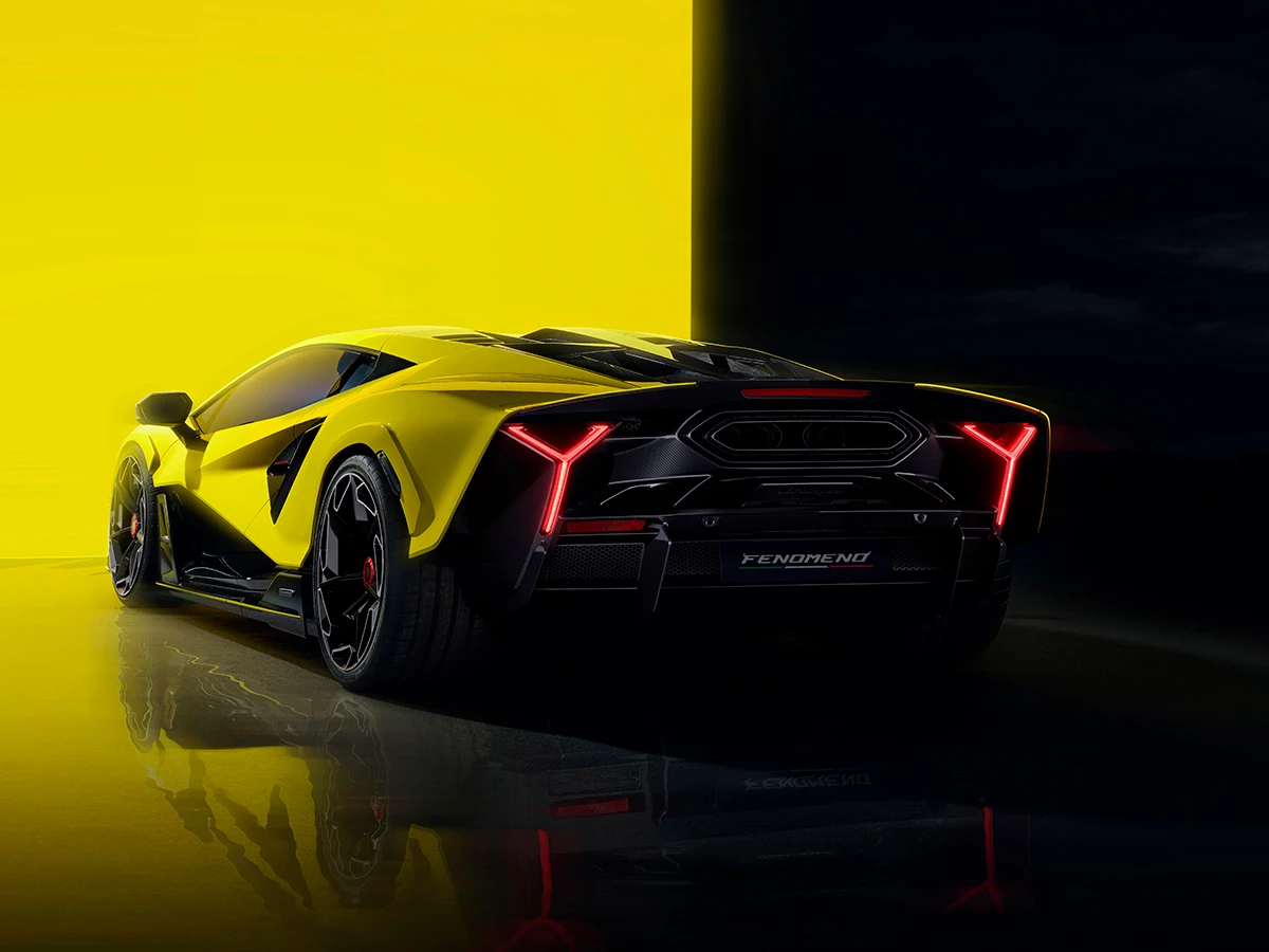 Parte trasera del Lamborghini Fenomeno con alerón y firma lumínica en Y