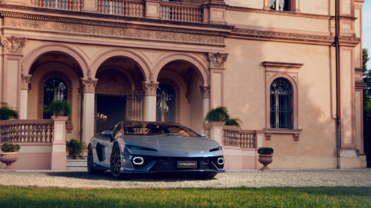 Lamborghini Temerario Ad Personam 2025 frente a una villa en Porto Cervo