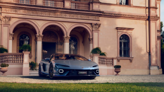 Lamborghini Temerario Ad Personam 2025 frente a una villa en Porto Cervo