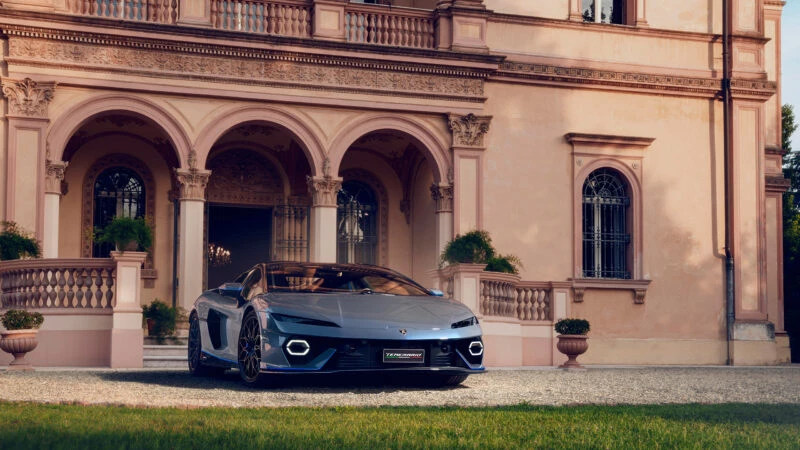 Lamborghini Temerario Ad Personam 2025 frente a una villa en Porto Cervo