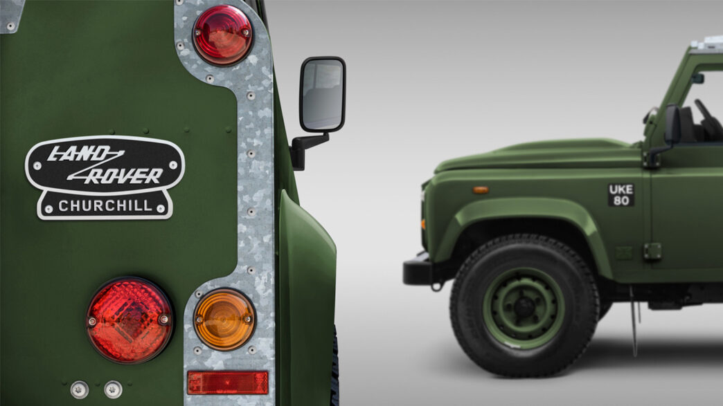 Detalle trasero del Classic Defender V8 Churchill Edition con insignia Land Rover Churchill