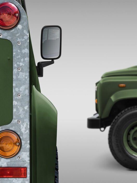 Detalle trasero del Classic Defender V8 Churchill Edition con insignia Land Rover Churchill