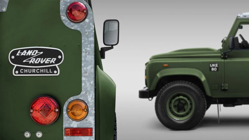 Detalle trasero del Classic Defender V8 Churchill Edition con insignia Land Rover Churchill