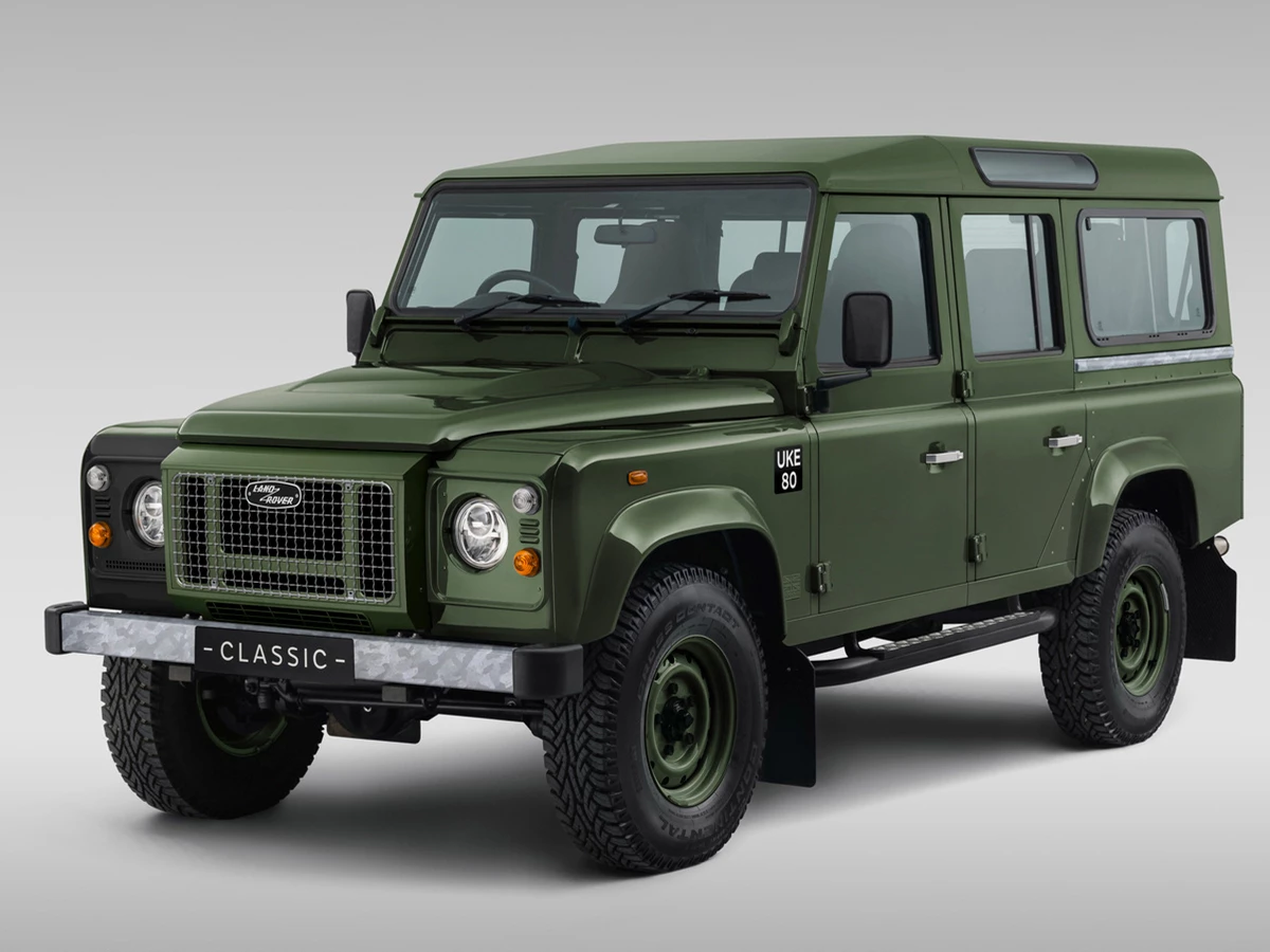 Vista lateral del Classic Defender V8 Churchill Edition en color Bronze Green