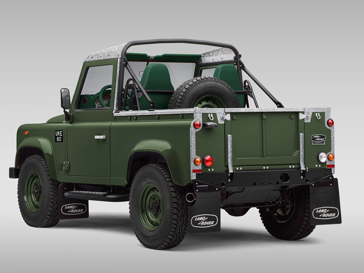 Parte trasera del Classic Defender V8 Churchill Edition en versión Soft Top 90