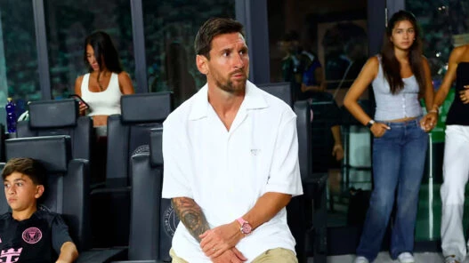 Lionel Messi luciendo un Rolex rosa durante el partido del Inter de Miami.