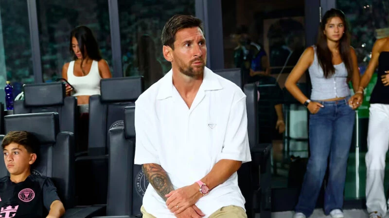 Lionel Messi luciendo un Rolex rosa durante el partido del Inter de Miami.