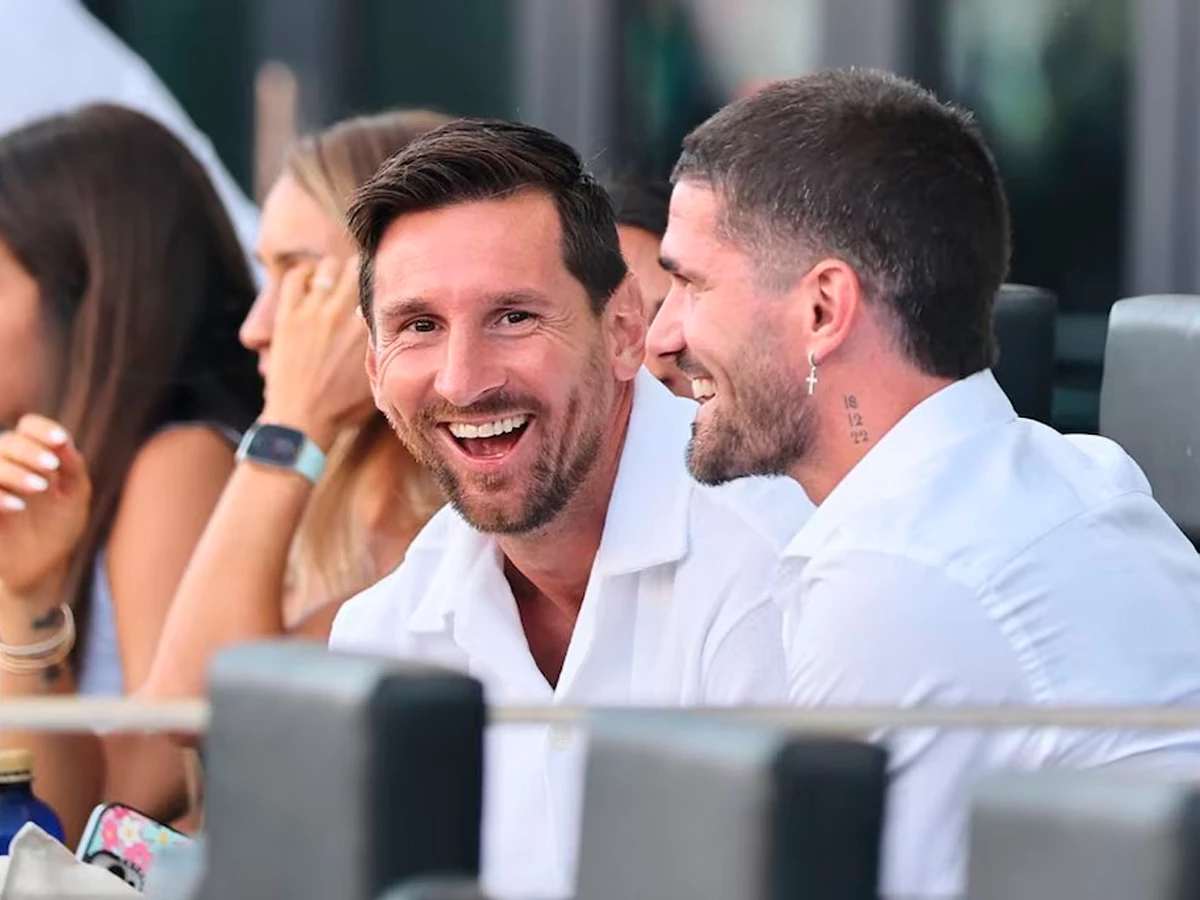 Messi y Rodrigo de Paul en el banquillo del Inter de Miami.