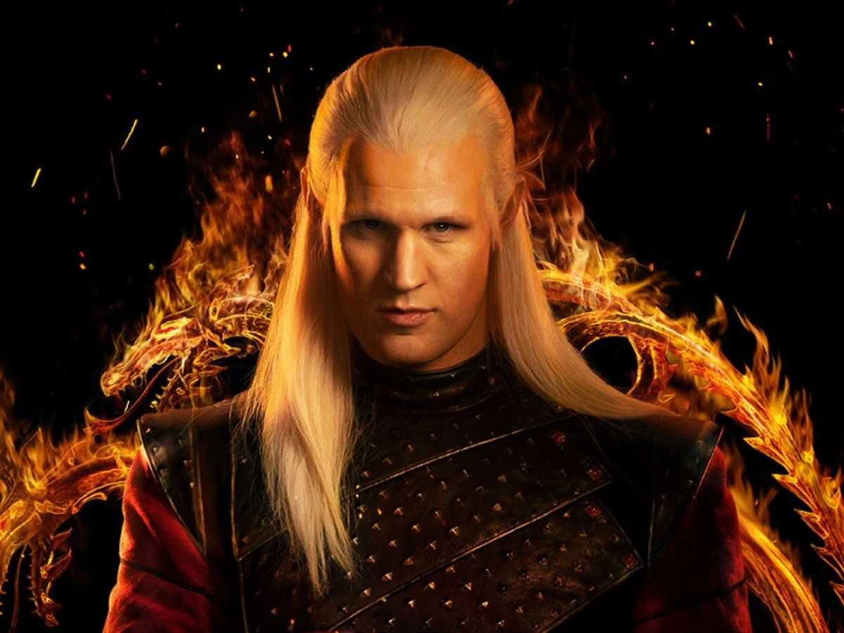 Matt Smith caracterizado como Daemon Targaryen en La casa del dragón, rodeado de fuego.