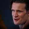 Primer plano de Matt Smith en un evento con fondo oscuro.