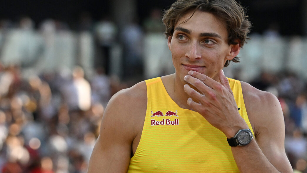 Mondo Duplantis con reloj OMEGA Seamaster Aqua Terra Ultra Light