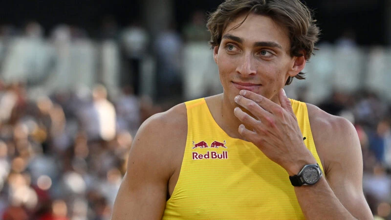 Mondo Duplantis con reloj OMEGA Seamaster Aqua Terra Ultra Light