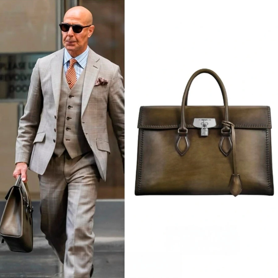 Stanley Tucci como Nigel con maletín Berluti Un Jour Mini de piel patinada en el rodaje en Nueva York