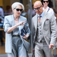 Camisa inglesa, zapatos españoles y accesorios italianos: el look completo de Stanley Tucci en El Diablo Viste de Prada 2 Stanley Tucci y Meryl Streep como Nigel y Miranda Priestly en el rodaje de El Diablo Viste de Prada 2 en Nueva York