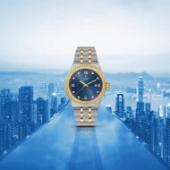 TUDOR viste al Royal de azul y diamantes para firmar uno de sus lanzamientos más esperados del 2025 Reloj TUDOR Royal 2025 con esfera azul y diamantes sobre fondo urbano