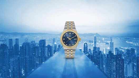 Reloj TUDOR Royal 2025 con esfera azul y diamantes sobre fondo urbano