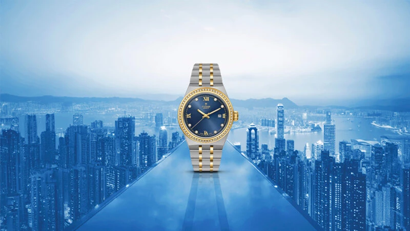 Reloj TUDOR Royal 2025 con esfera azul y diamantes sobre fondo urbano