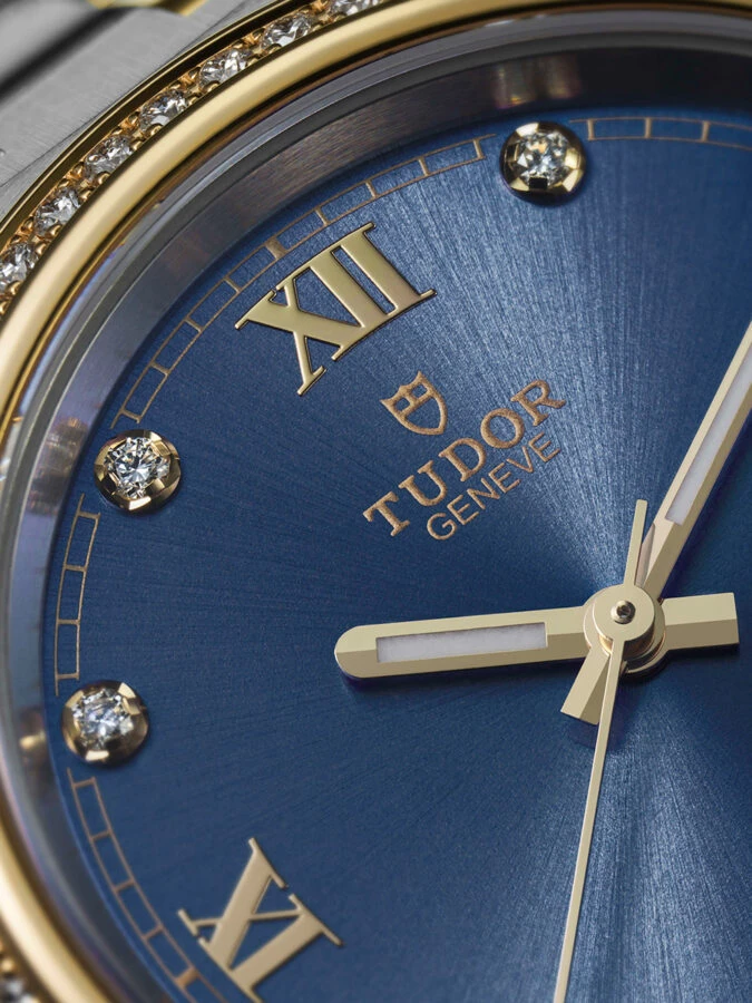 Detalle de la esfera azul con diamantes del TUDOR Royal 2025