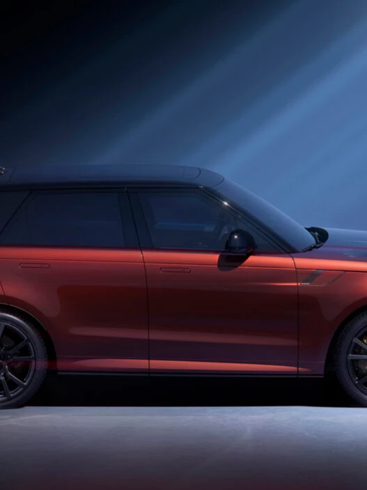 Vista lateral del Range Rover Sport SV Carbon en color rojo con detalles en negro