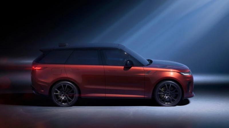 Vista lateral del Range Rover Sport SV Carbon en color rojo con detalles en negro