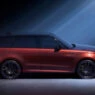 Vista lateral del Range Rover Sport SV Carbon en color rojo con detalles en negro
