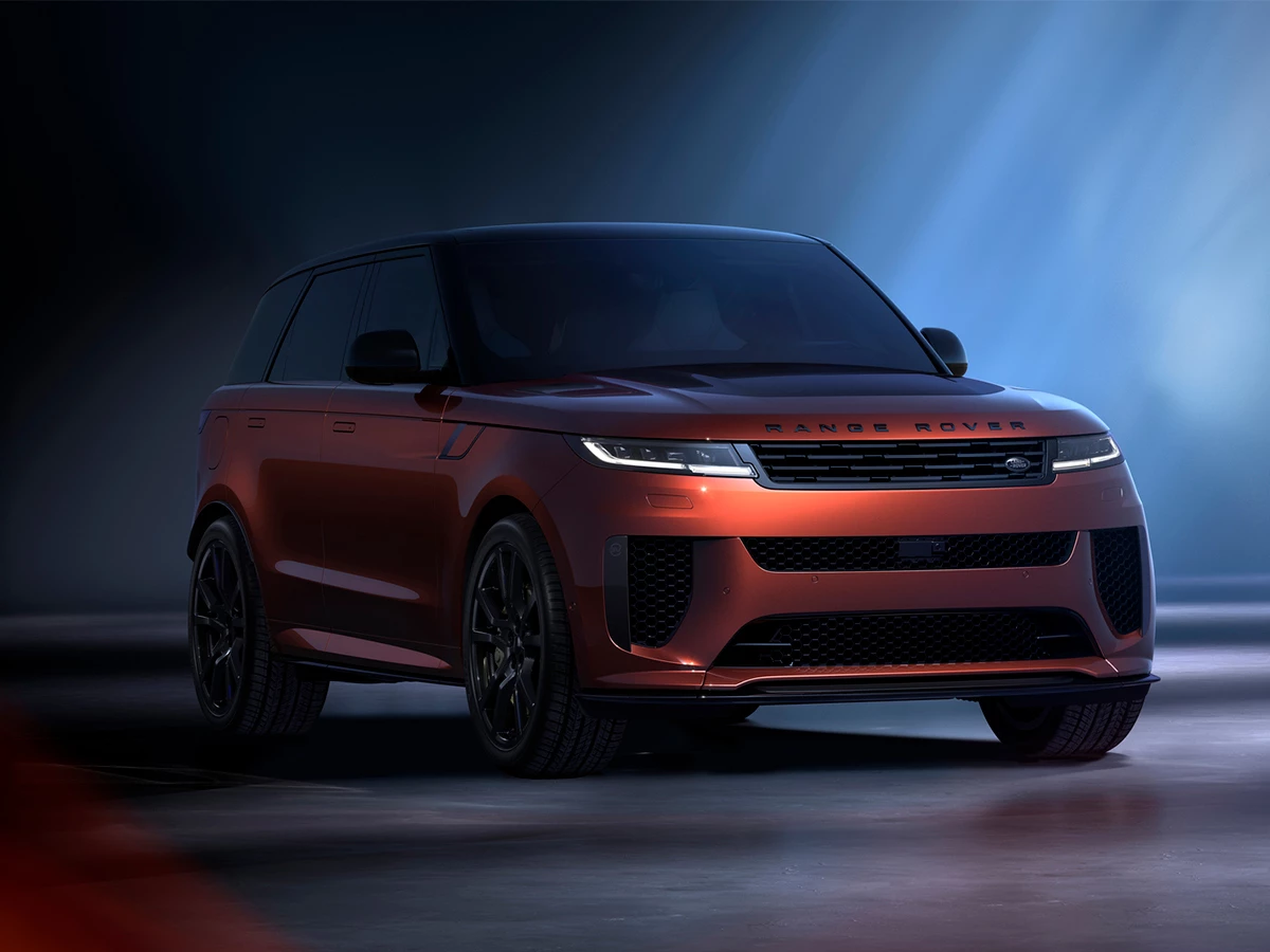 Range Rover Sport SV Carbon visto de frente en estudio con luz ambiental