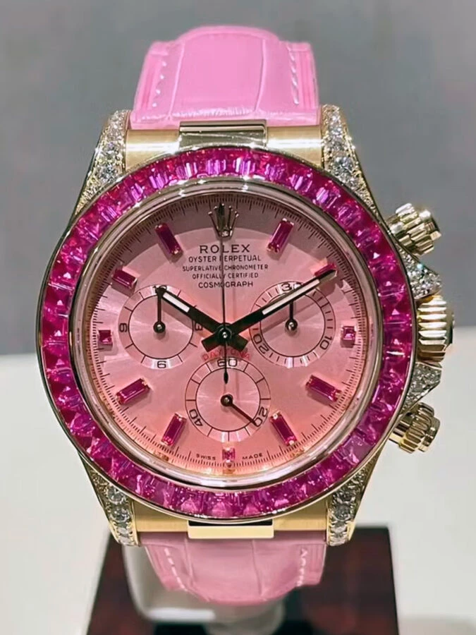 primer plano del Rolex Daytona rosa Barbie con zafiros y diamantes.