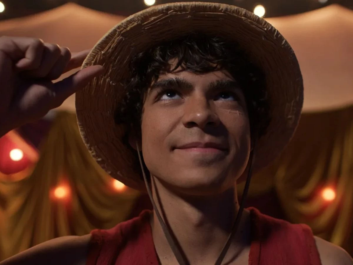 Luffy se ajusta el sombrero de paja en la temporada 2 del live-action de One Piece en Netflix.
