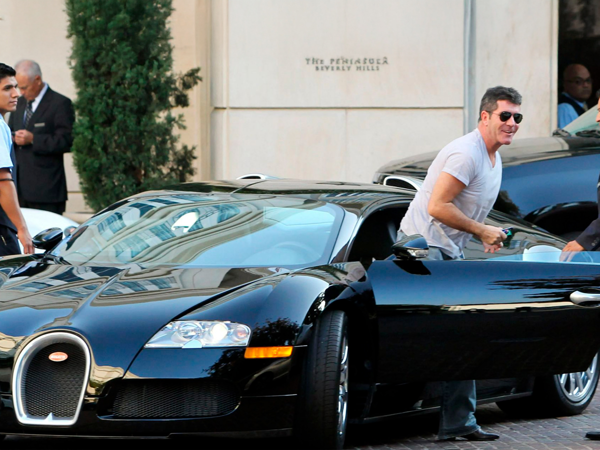 Simon Cowell saliendo de un Bugatti