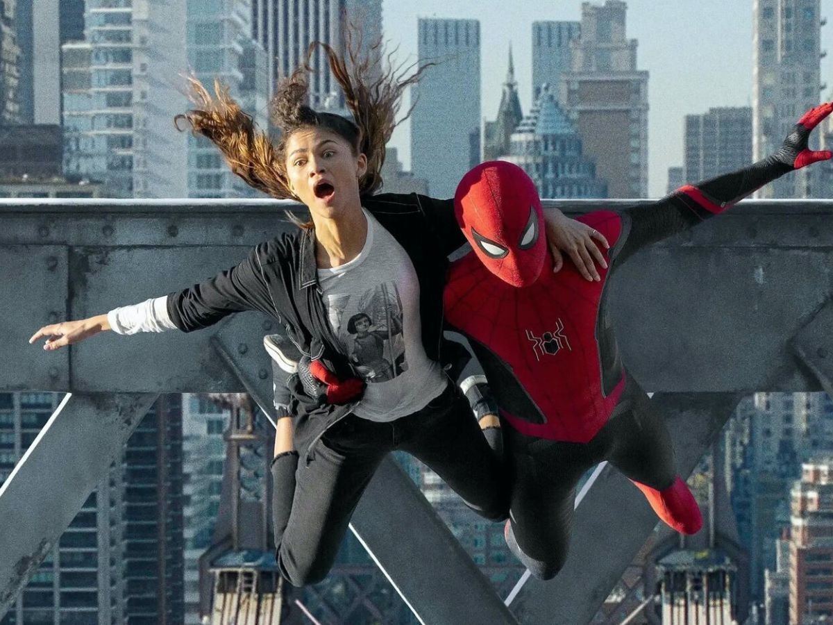 Spider Man rescatando a Michelle Jones-Watson