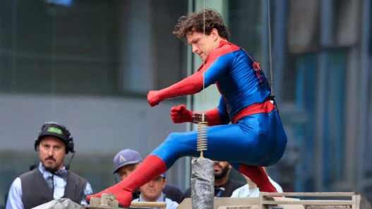 Tom Holland con el nuevo traje de Spider-Man realizando una escena de acción en el rodaje de Brand New Day.