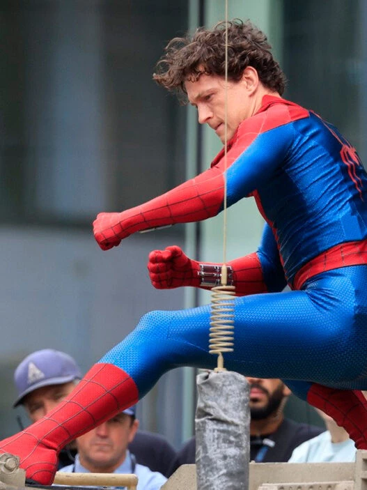Tom Holland con el nuevo traje de Spider-Man realizando una escena de acción en el rodaje de Brand New Day.