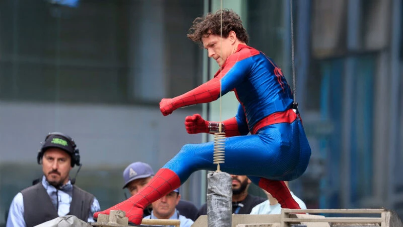 Tom Holland con el nuevo traje de Spider-Man realizando una escena de acción en el rodaje de Brand New Day.