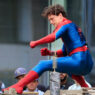Tom Holland con el nuevo traje de Spider-Man realizando una escena de acción en el rodaje de Brand New Day.