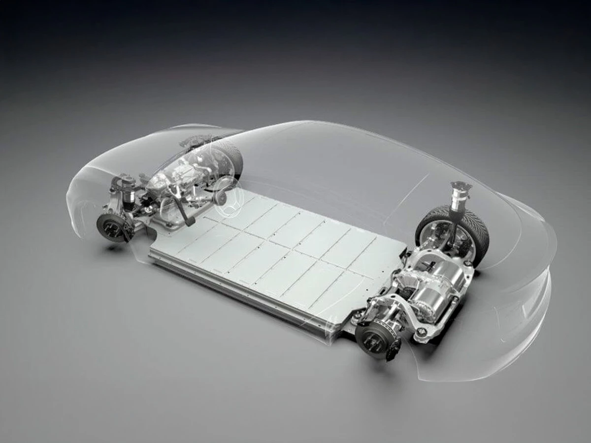 Plataforma de batería y motores de un Tesla en vista transparente tipo “skateboard”