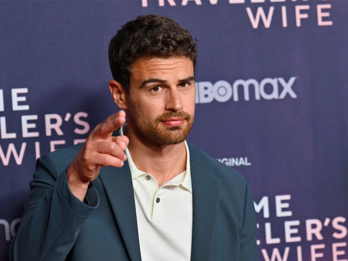 Theo James señalando a cámara en una premiere de HBO Max