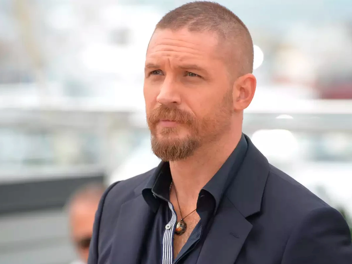 Tom Hardy en Cannes con traje azul marino y mirada seria