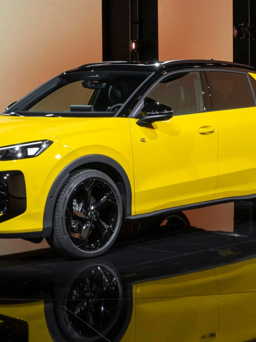Volkswagen T-Roc 2025 amarillo con techo negro en acabado R-Line