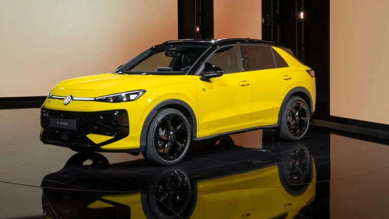 Volkswagen T-Roc 2025 amarillo con techo negro en acabado R-Line