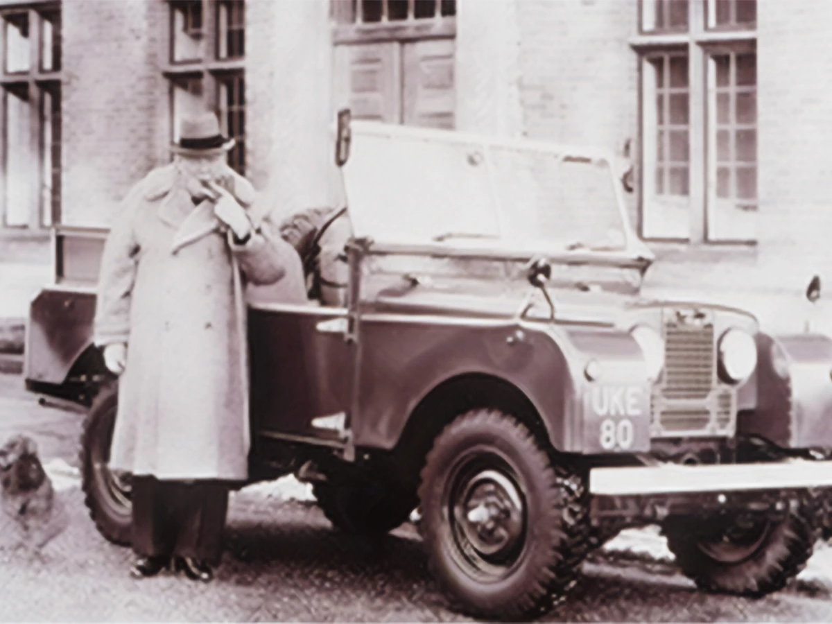 Winston Churchill junto a su Land Rover Series I con matrícula UKE 80 en 1954